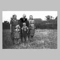 106-0090 Frau Helene Alexy mit ihren Kindern Christel ,Ernst und Gerda .jpg